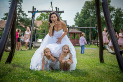 Děti-pod-sukní-nevěsty