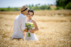 Svatební-foto-v-poli-LukyFoto