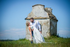 svatba-uprostřed-pole-a-v-pozadí-kaplička-Radotín-Oprostovice